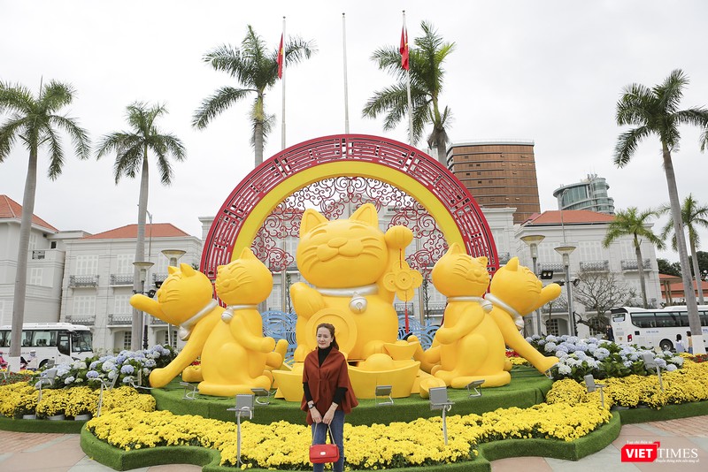 Linh vật mèo tại khu vực cầu Chữ T trên đường Bạch Đằng (Đà Nẵng)