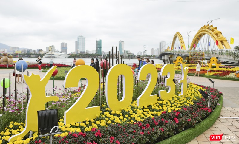 Điểm đường hoa khu vực công viên bờ Tây cầu Rồng