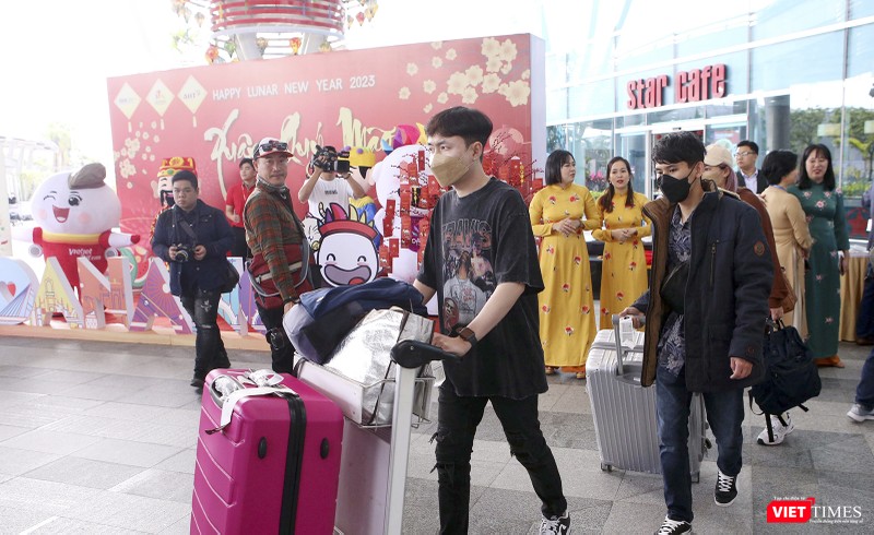 Những du khách quốc tế đầu tiên xông đất Đà Nẵng trong Mùng 1 Tết Quý Mão 2023