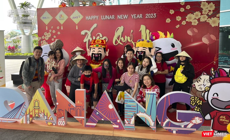 Du khách quốc tế đầu tiên xông đất Đà Nẵng trong Mùng 1 Tết Quý Mão 2023 chụp ảnh lưu niệm