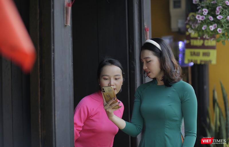 Thiếu nữ ngày Xuân