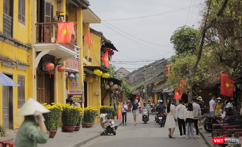 Du khách đổ về Hội An trong ngày đầu năm mới Quý Mão 2023