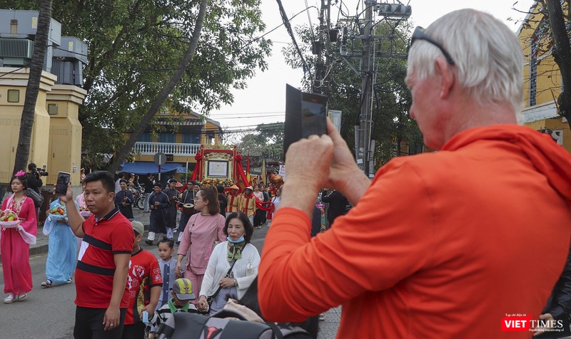 Du khách nước ngoài hứng thú với sự kiện