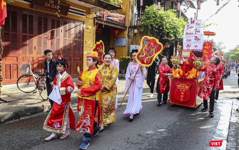 Nhiều người dân và du khách vui mừng tham gia sự kiện
