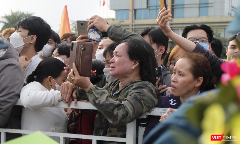 Người thân tiễn các tân binh lên đường nhập ngũ Người thân tiễn các tân binh lên đường nhập ngũ