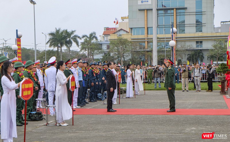Bộ Chỉ huy quân sự TP báo cáo Bí thư Thành uỷ Đà Nẵng Nguyễn Văn Quảng tại lễ tuyển quân Bộ Chỉ huy quân sự TP báo cáo Bí thư Thành uỷ Đà Nẵng Nguyễn Văn Quảng tại lễ tuyển quân