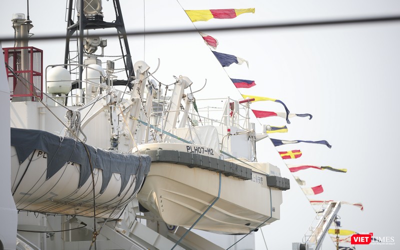 Xuống cứu nạn trên tàu