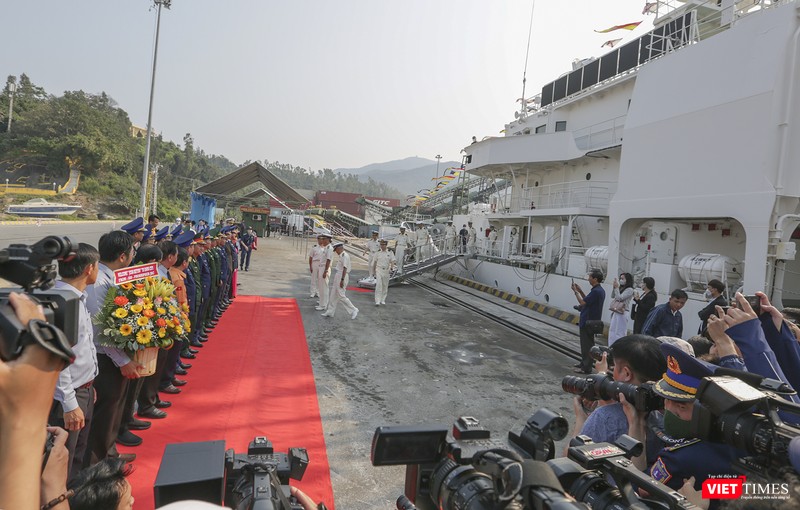 Thuỷ thủ đoàn xuống tàu tại lễ đón