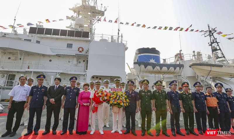 Đại diện các bên chụp ảnh lưu niệm nhân chuyến thăm của tàu tuần tra SETTSU tại Đà Nẵng