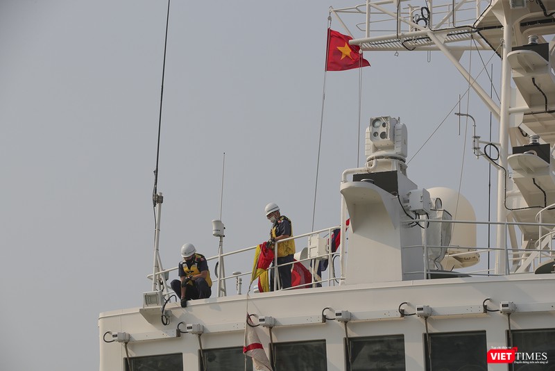 Thuỷ thủ chuẩn bị cho thượng cờ