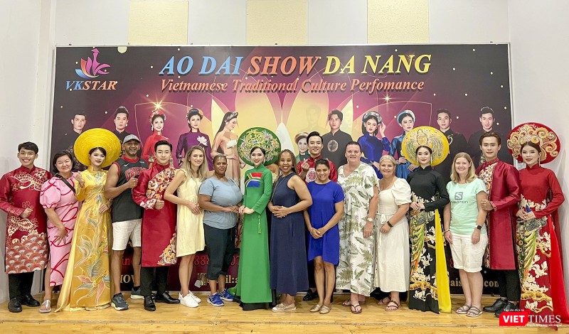 Đoàn Famtrip lữ hành Nam Phi thưởng thức chương trình nghệ thuật “Áo dài Show