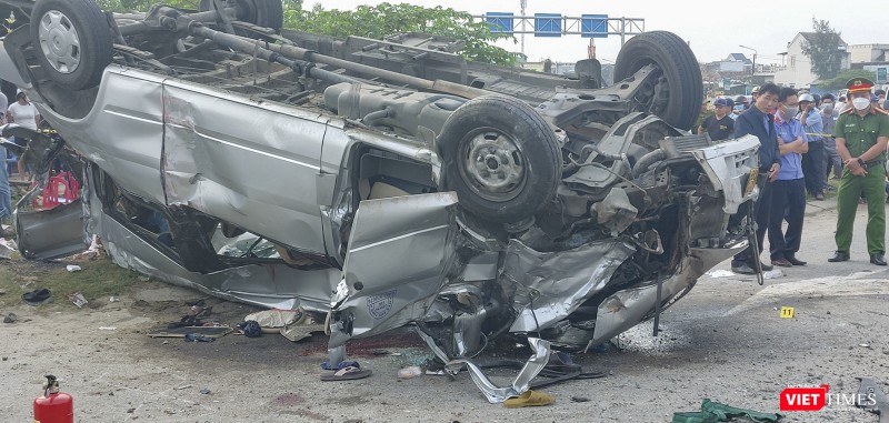 Chiếc xe khách bị biến dạng sau vụ tai nạn