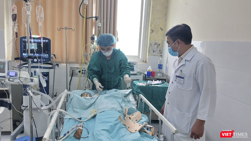 Các bác sĩ nỗ lực cấp cứu, cứu sống các nạn nhân trong vụ tai nạn Các bác sĩ nỗ lực cấp cứu, cứu sống các nạn nhân trong vụ tai nạn