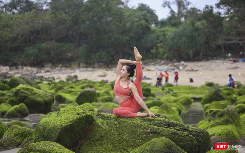 Yoga bên gành rêu