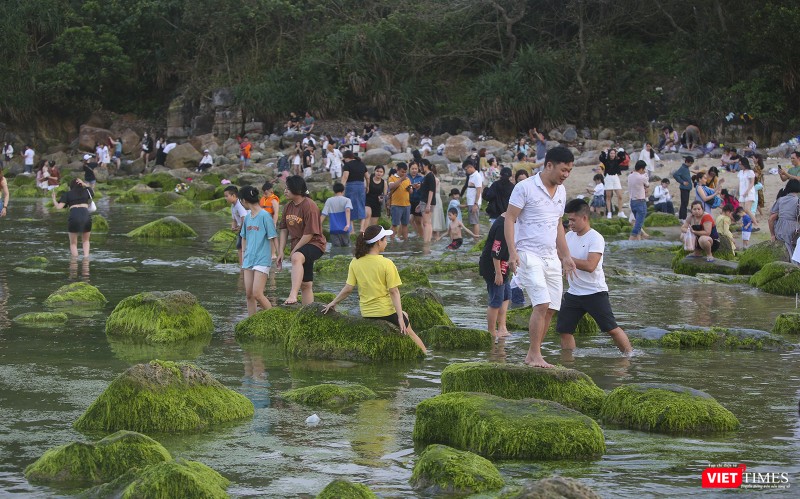 Du khách và người dân đến gành đá Nam Ô (Đà Nẵng) để checkin, chụp ảnh lưu niệm