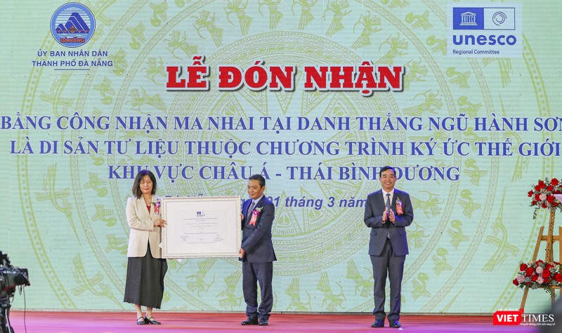 Đại diện UNESCO tại Việt Nam trao bằng công nhận cho đại diện Bộ VH-TT&amp;DL
