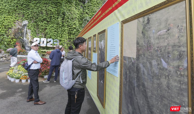 Người dân và du khách tìm hiểu về bia ma nhai