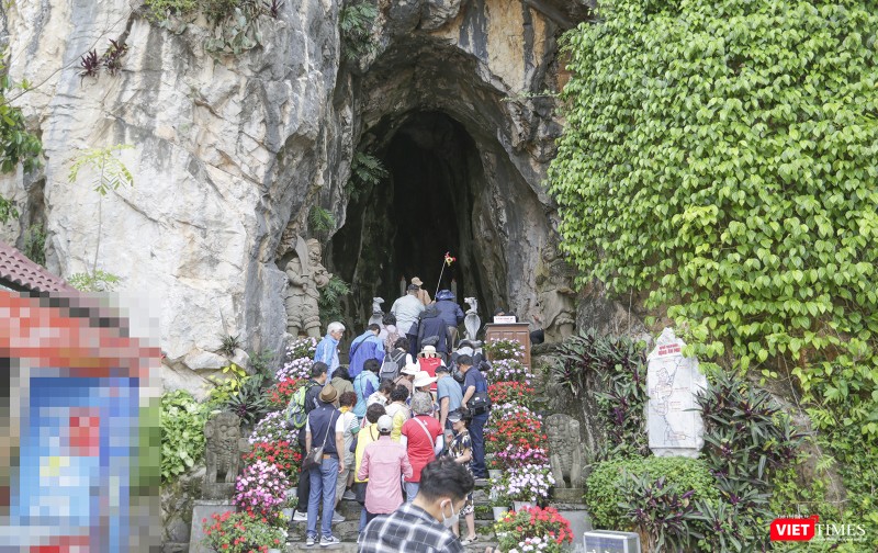 Du khách đến tham quan danh thắng Ngũ Hành Sơn