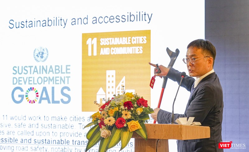 Tiến sĩ Yoshito Dobashi - Giáo sư khách mời của ĐH Utsunomiya (Nhật Bản) trình bày nghiên cứu