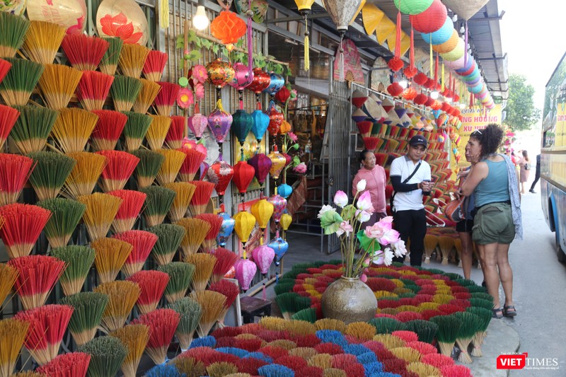 Du khách nước ngoài nghe thuyết minh về làng nghề