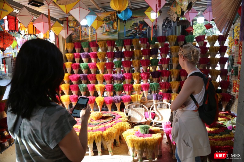 Khách nước ngoài hứng thú với làng nghề hương Thuỷ Xuân