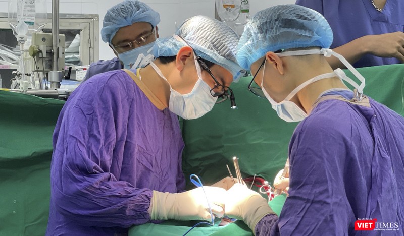 Các bác sĩ Bệnh viện Hữu nghị Việt Đức thực hiện ca ghép tim cho bệnh nhân Q. từ trái tim hiến tặng của chị T.