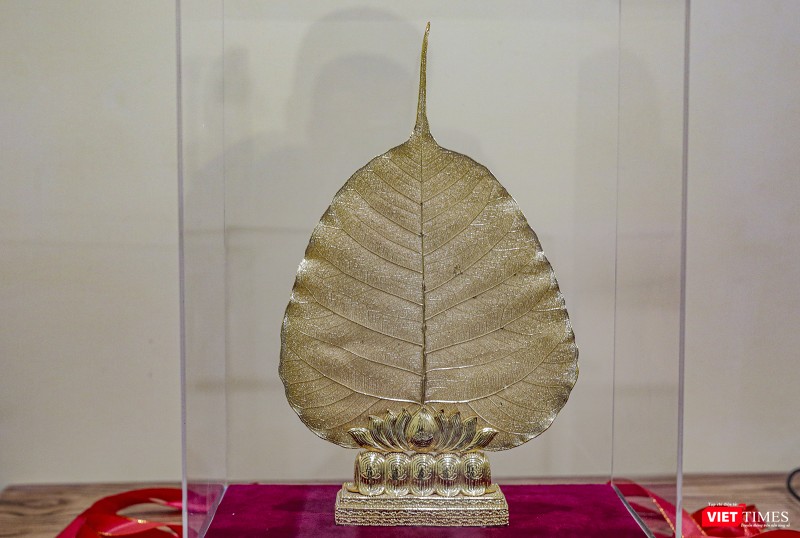 Kỹ thuật dát vàng độc đáo giúp giữ nguyên hình dạng tự nhiên của chiếc lá