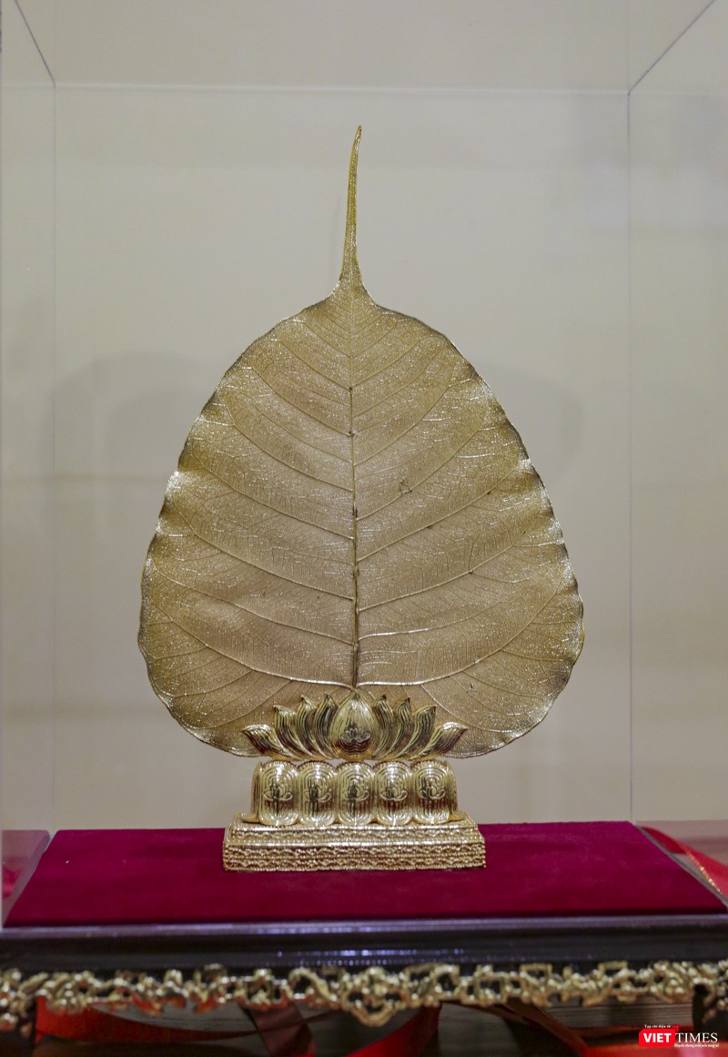 Gân lá nổi bật khi được dát vàng