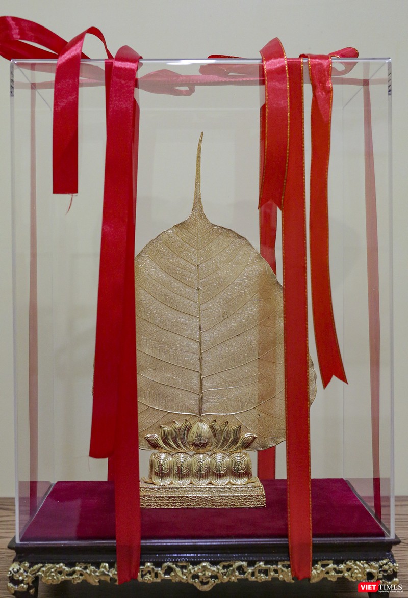 Chiếc lá bồ đề dát vàng 24k