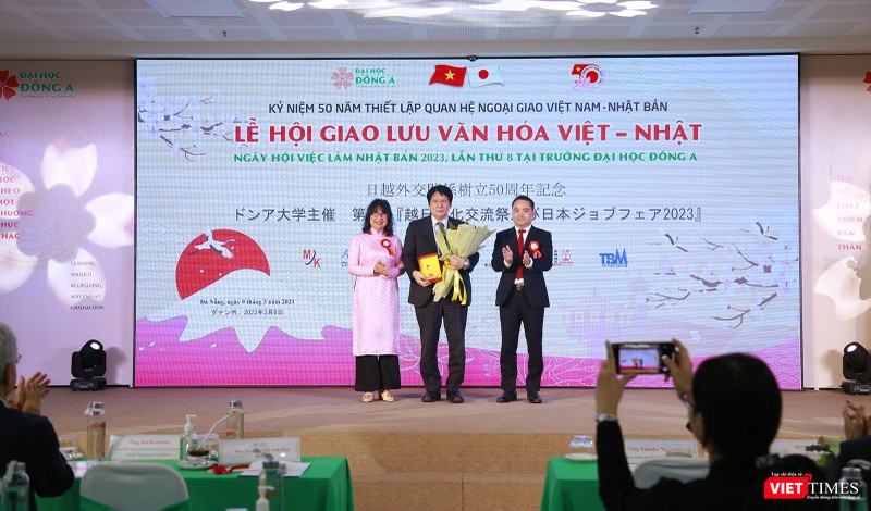Đại diện ĐH Đông Á tặng kỷ niệm chương cho ông Yakabe Yoshinori - Tổng Lãnh sự Nhật Bản tại TP Đà Nẵng