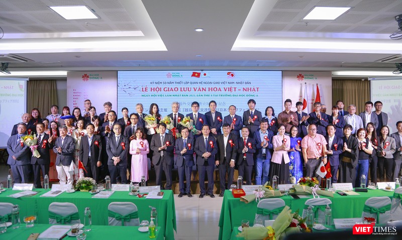 Các đại biểu chụp ảnh lưu niệm