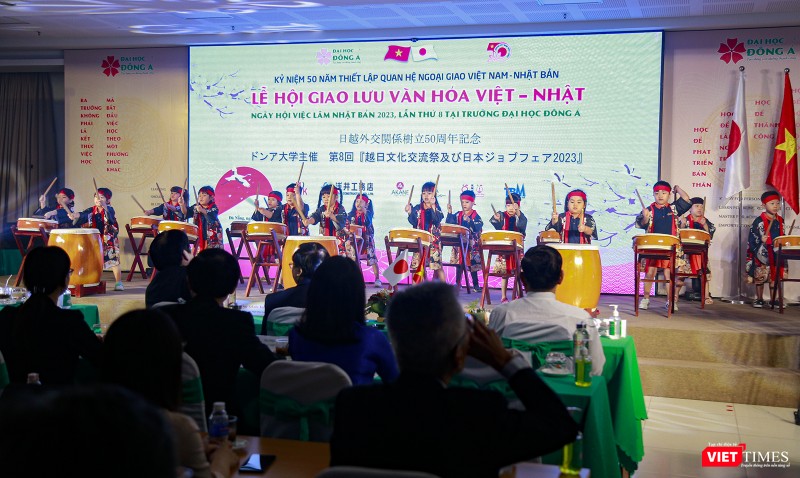 Màn trống hội do các nghệ sĩ nhí thực hiện