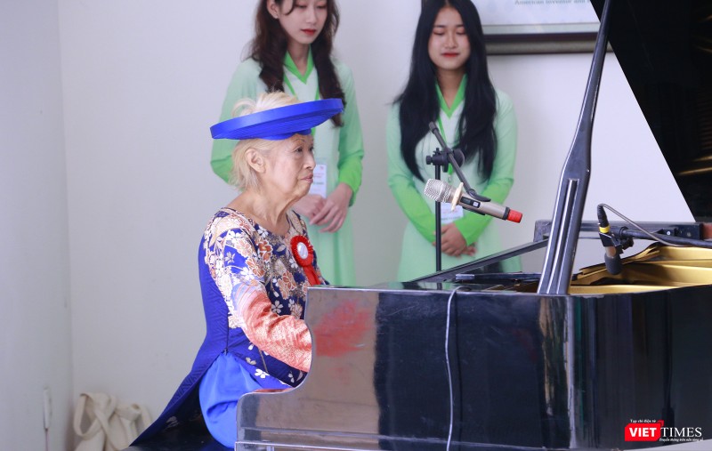 Màn độc tấu piano điệu nghệ của nghệ sĩ piano nổi tiếng Nhật Bản - Keiko Borujeson