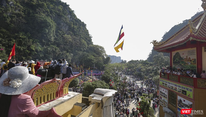 Hàng ngàn người là tăng ni, phật tử, người dân, du khách đổ về chùa Quán Thế Âm trong ngày lễ Vía