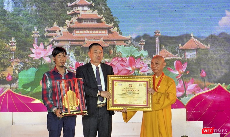 Độc bản lá bồ đề dát vàng 24k lớn nhất Việt Nam được trao chứng nhật kỷ lục Việt Nam vào đêm khai mạc lễ hội Quán Thế Âm Ngũ Hành Sơn TP Đà Nẵng 2023 và trao tặng lại cho chùa Quán Thế Âm