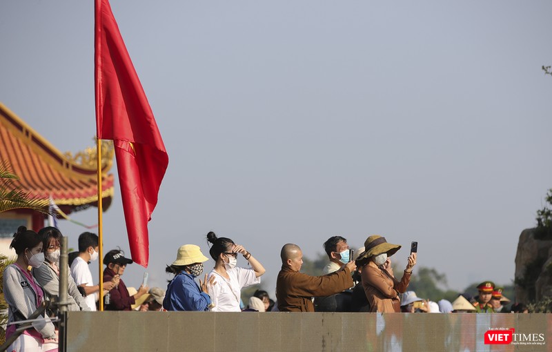 Người dân, du khách theo dõi buổi lễ