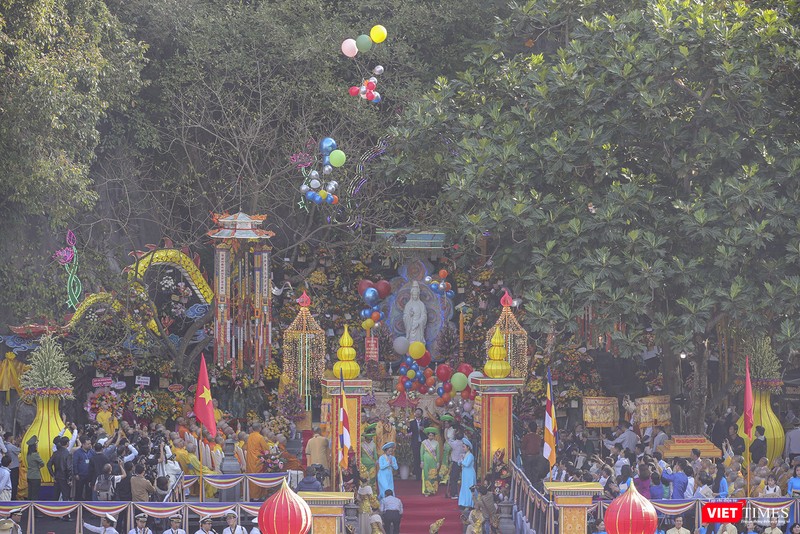 Các đại biểu thực hiện nghi thức thả bong bóng bay, cùng nguyện cầu cho quốc thái, dân an