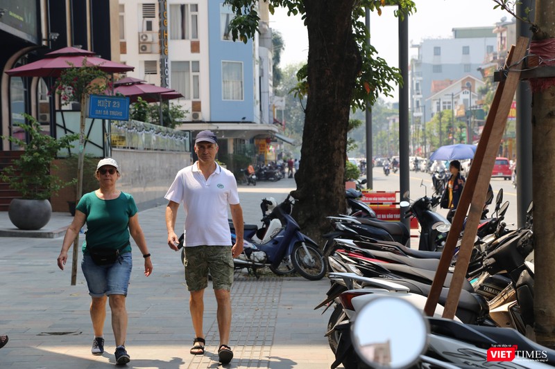 Du khách nước ngoài đi bộ trên tuyến phố