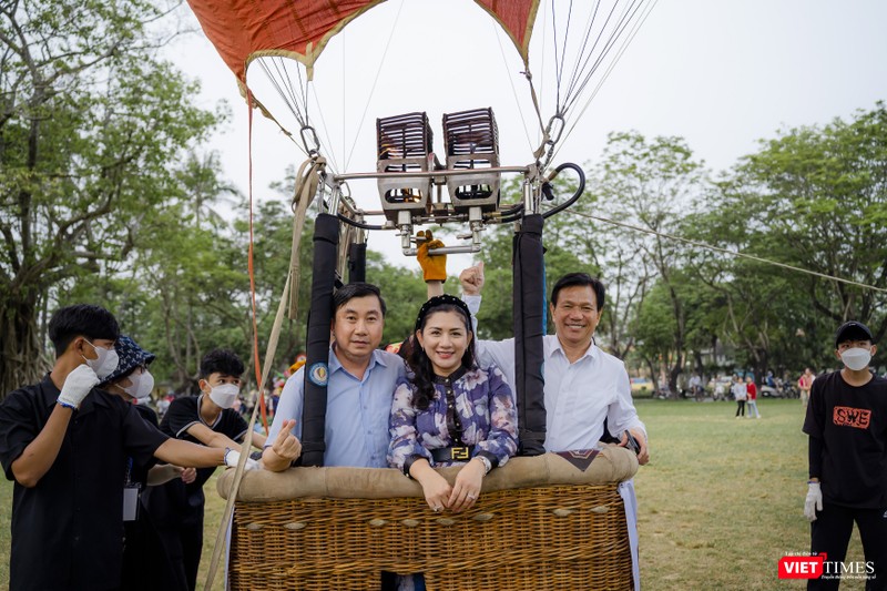 Du khách hứng thú check-in với khinh khí cầu