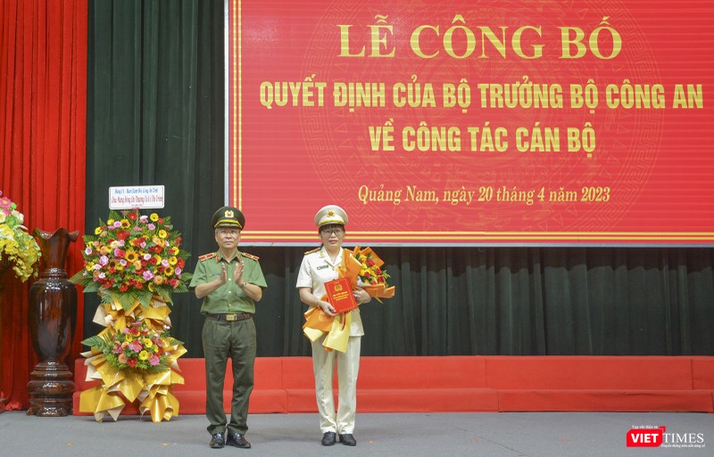 Thiếu tướng Nguyễn Đức Dũng - Giám đốc Công an tỉnh Quảng Nam - trao quyết định bổ nhiệm Phó Giám đốc Công an tỉnh Quảng Nam cho Thượng tá Võ Thị Trinh.