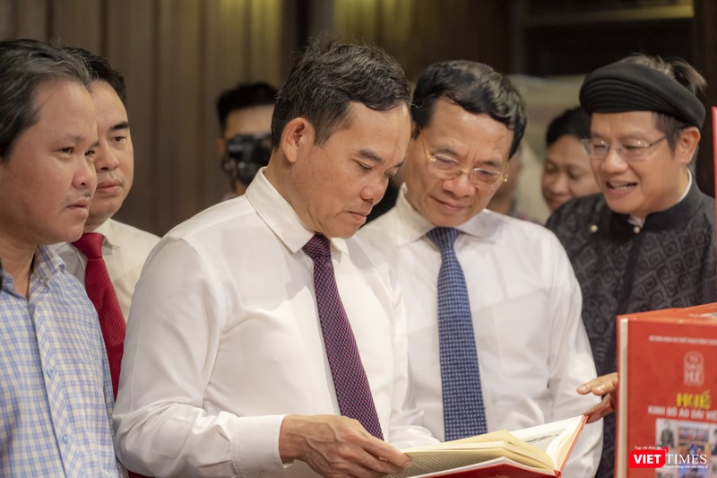 Phó Thủ tướng Chính phủ Trần Lưu Quang và Bộ trưởng Bộ TTT&TT Nguyễn Mạnh Hùng tại Triển lãm sách. Phó Thủ tướng Chính phủ Trần Lưu Quang và Bộ trưởng Bộ TTT&TT Nguyễn Mạnh Hùng tại Triển lãm sách.