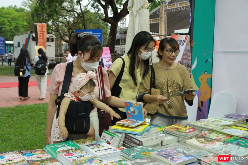 Bạn đọc hứng thú Ngày Sách và Văn hóa đọc Việt Nam lần thứ hai tại Huế Bạn đọc hứng thú Ngày Sách và Văn hóa đọc Việt Nam lần thứ hai tại Huế