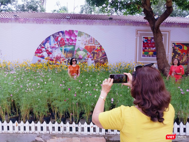 Người dân hứng thú checkin trước giờ khai mạc Festival Nghề truyền thống Huế 2023