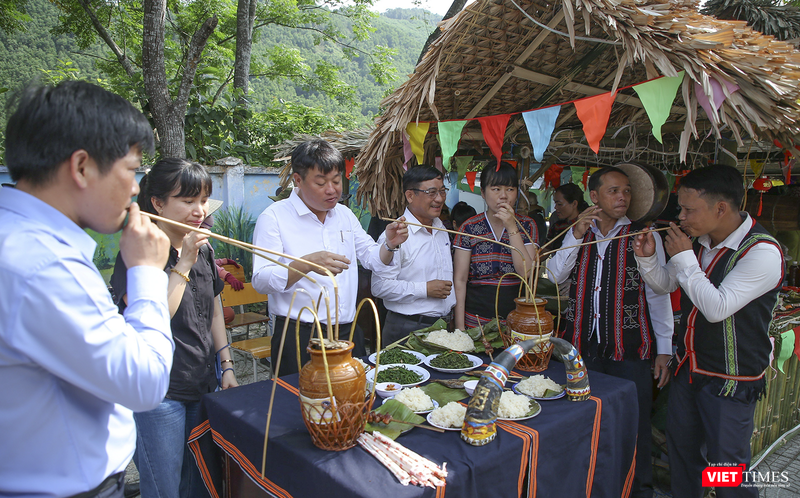 Thưởng thức rượu cần, nét văn hoá ẩm thực của người Cơ Tu Thưởng thức rượu cần, nét văn hoá ẩm thực của người Cơ Tu