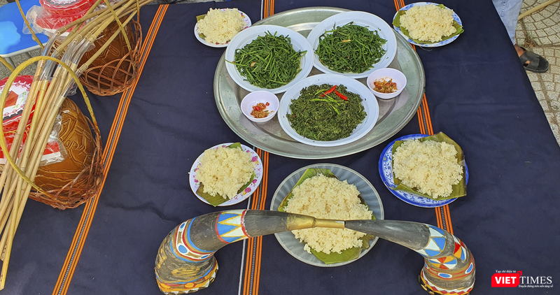 Mâm cơm truyền thống cùng rượu cần Mâm cơm truyền thống cùng rượu cần