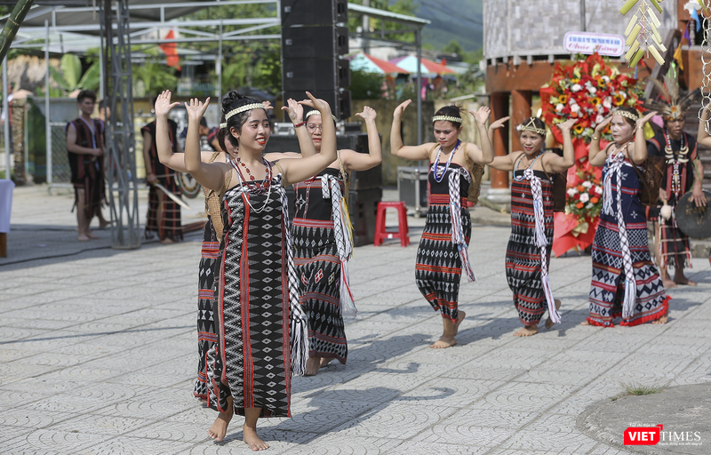 Thiếu nữ Cơ Tu trong điệu múa Tung tung da dá Thiếu nữ Cơ Tu trong điệu múa Tung tung da dá