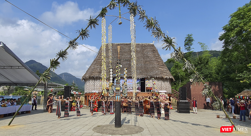 Trình diễn điệu múa Tung tung da dá đặc trưng của người Cơ Tu Trình diễn điệu múa Tung tung da dá đặc trưng của người Cơ Tu