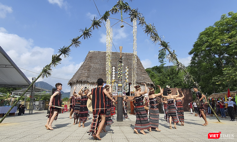 Nghi thức truyền thống của người Cơ Tu được thể hiện qua điệu múa Nghi thức truyền thống của người Cơ Tu được thể hiện qua điệu múa