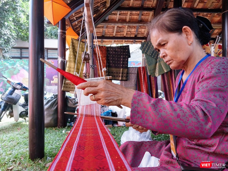 Làng dệt thổ cẩm Chăm Mỹ Nghiệp (Ninh Thuận).