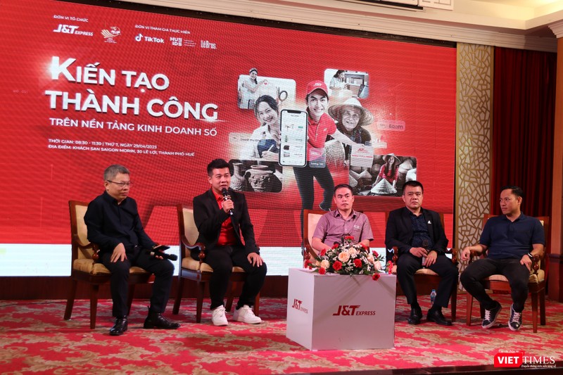 Các diễn giả chia sẻ kinh nghiệm thực chiến trong kinh doanh online, chinh phục khách hàng trên nền tảng số